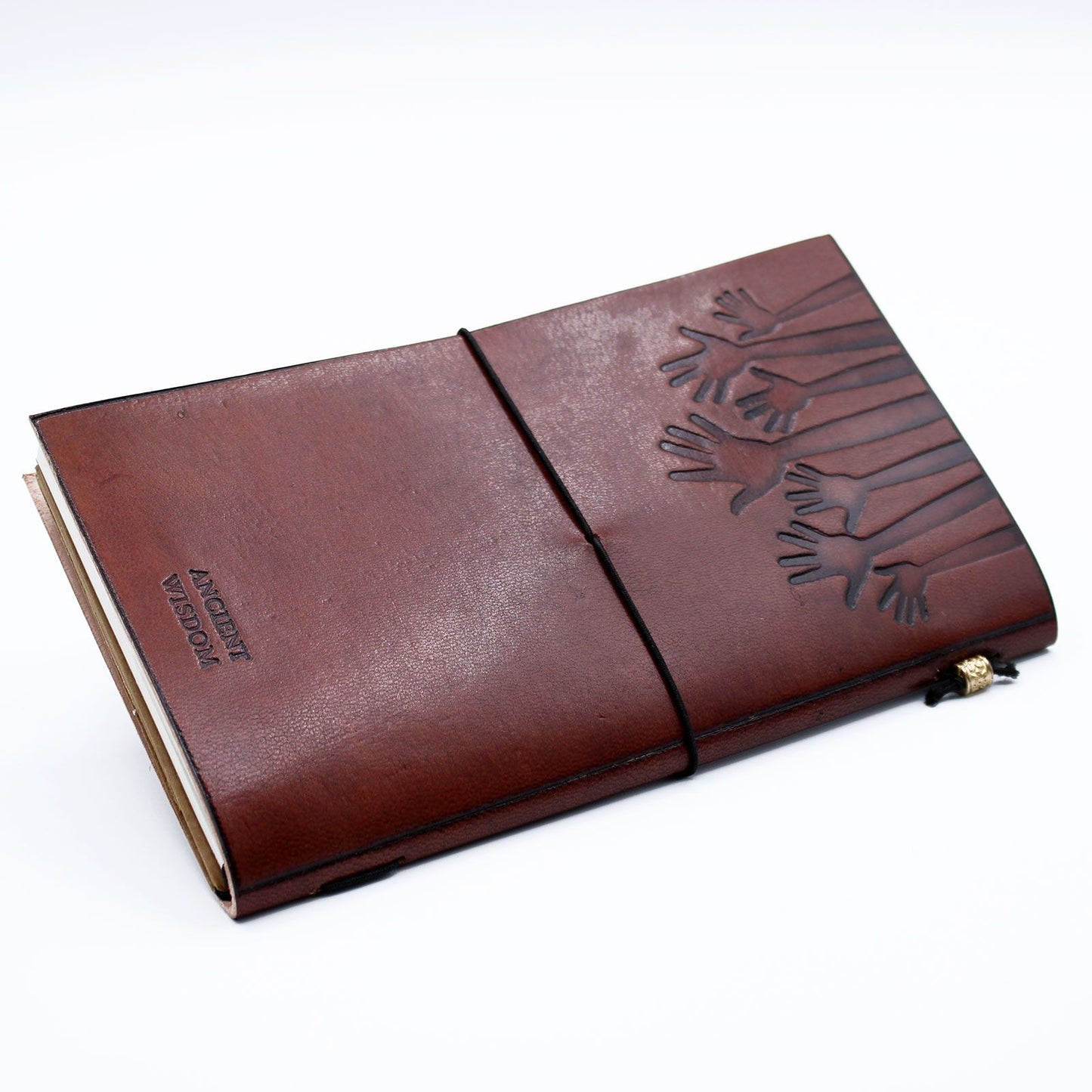 Cuaderno de cuero marrón con grabado de manos, estilo artesanal, cierre elástico y papel reciclado.