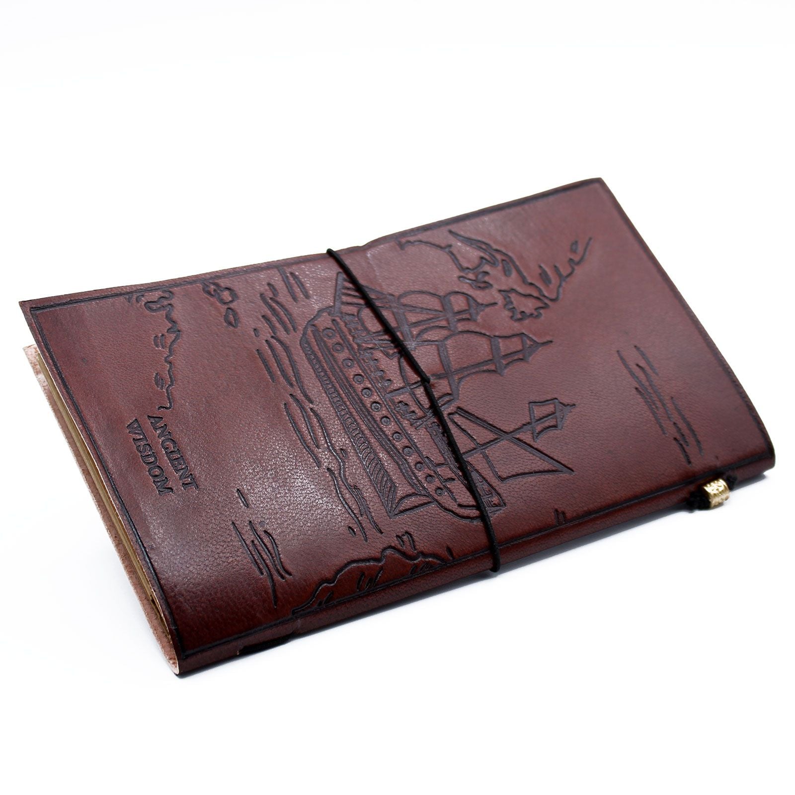 Cuaderno de cuero marrón con grabado de barco, estilo vintage, cierre elástico, ideal para notas y diario.