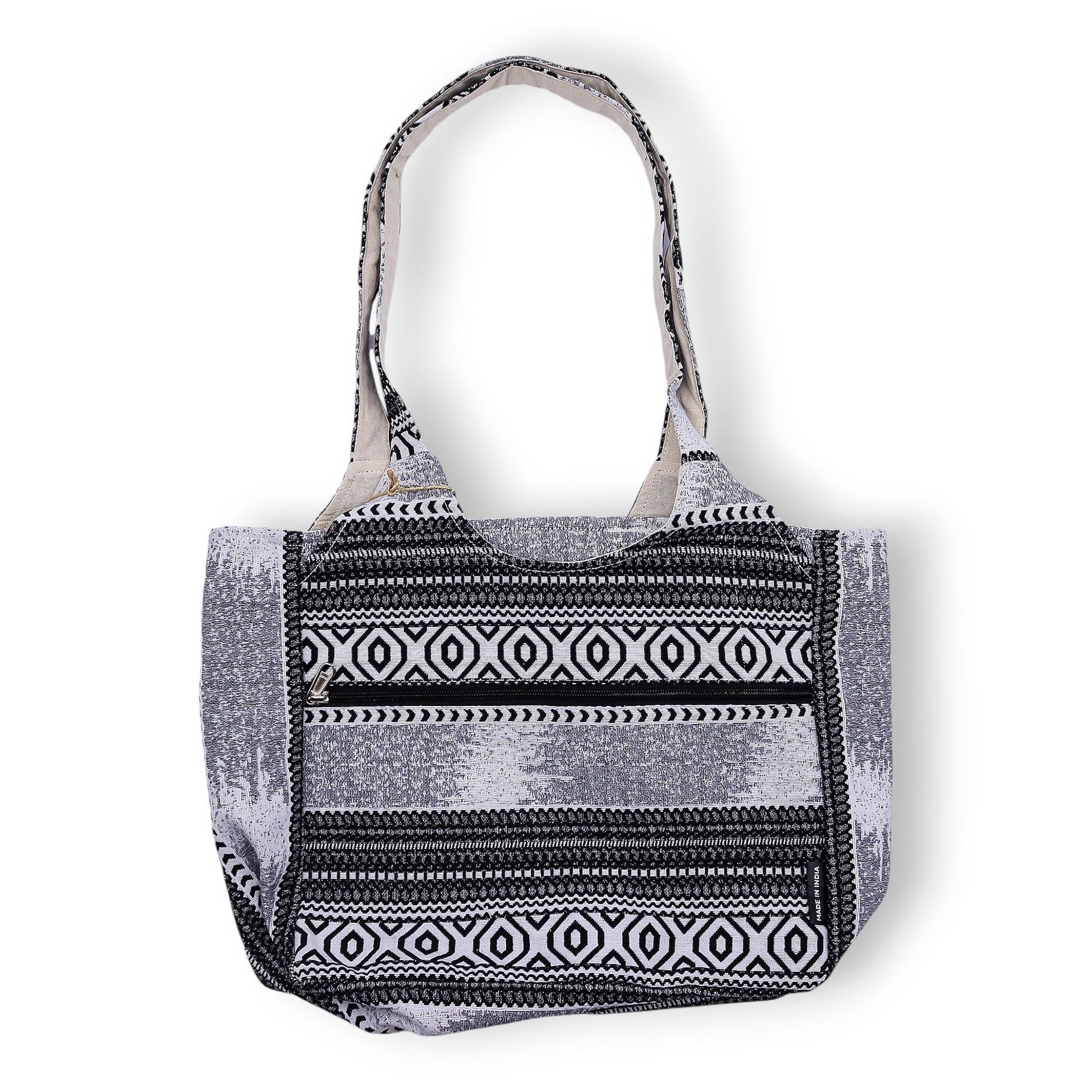 Bolso tote de tela en blanco y negro con diseño geométrico, asas largas y estilo bohemio. Ideal para uso diario.