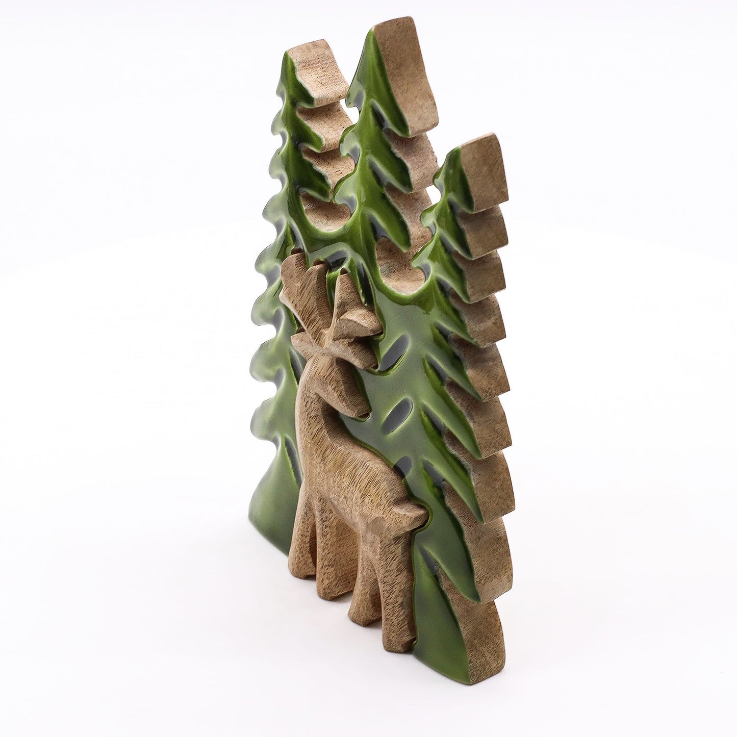 Escultura decorativa de ciervo en tonos verde y marrón, con árboles de fondo, estilo rústico y natural.