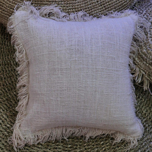 Funda de cojín cuadrada de lino beige con textura rústica y flecos decorativos en todo el contorno.