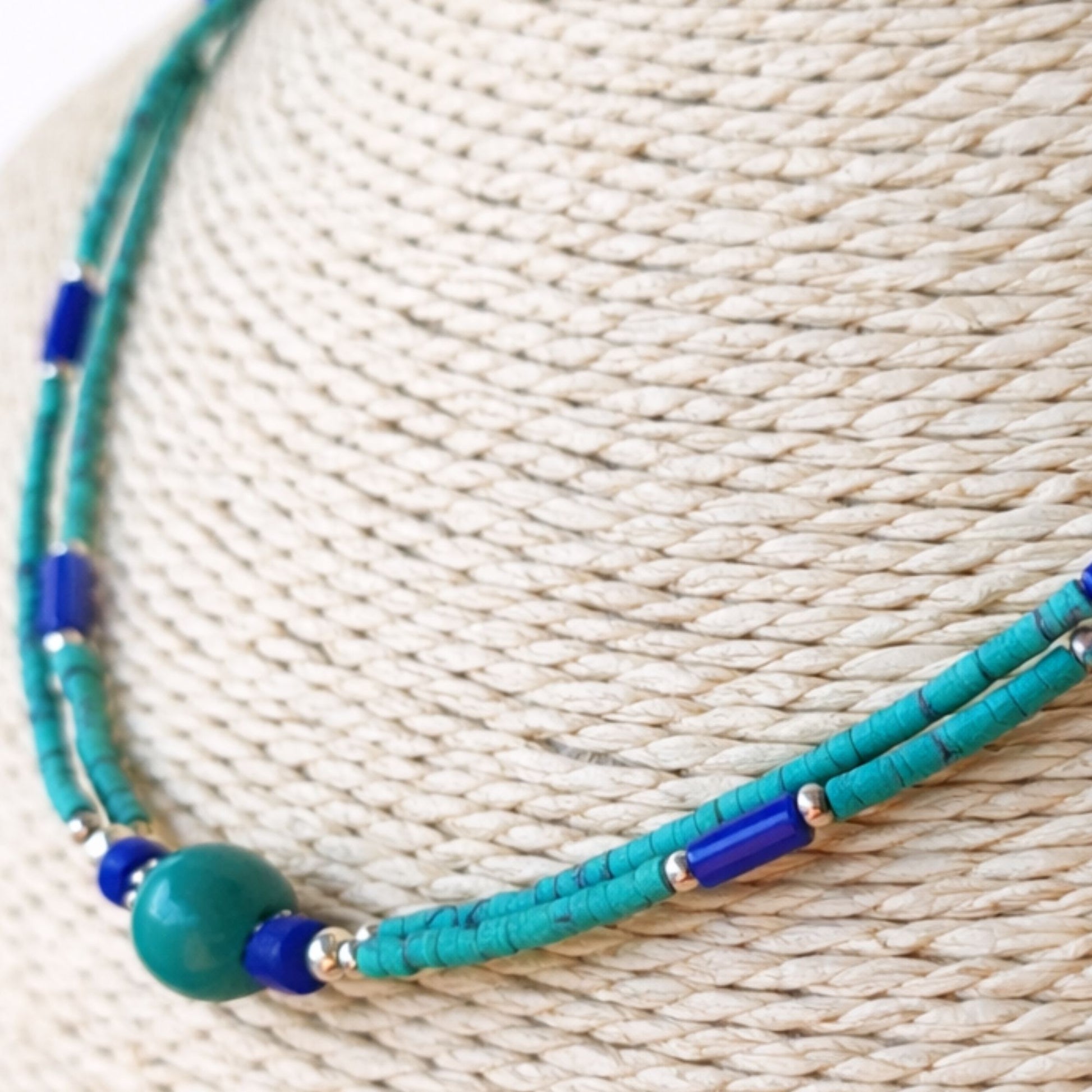 Collar de cuentas turquesa y azul, con detalles plateados y estilo bohemio, ideal para cualquier ocasión.