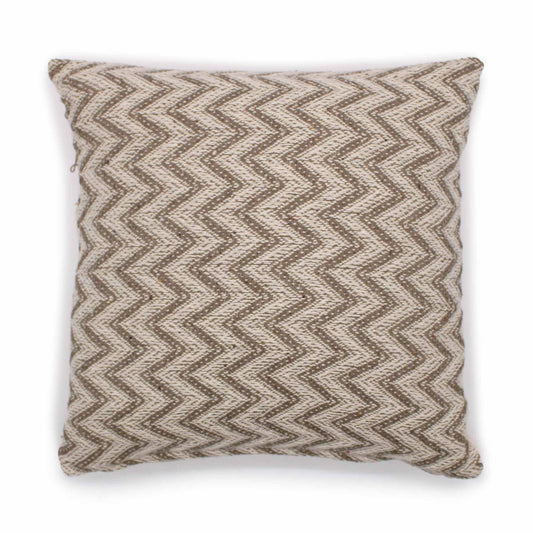 Funda de cojín cuadrada (40x40cm) con diseño de chevron en tonos grises y crudos, estilo tejido artesanal.