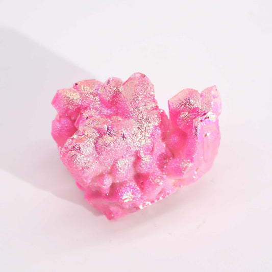 Cristal rosa brillante con destellos dorados, ideal para decoración y coleccionismo.