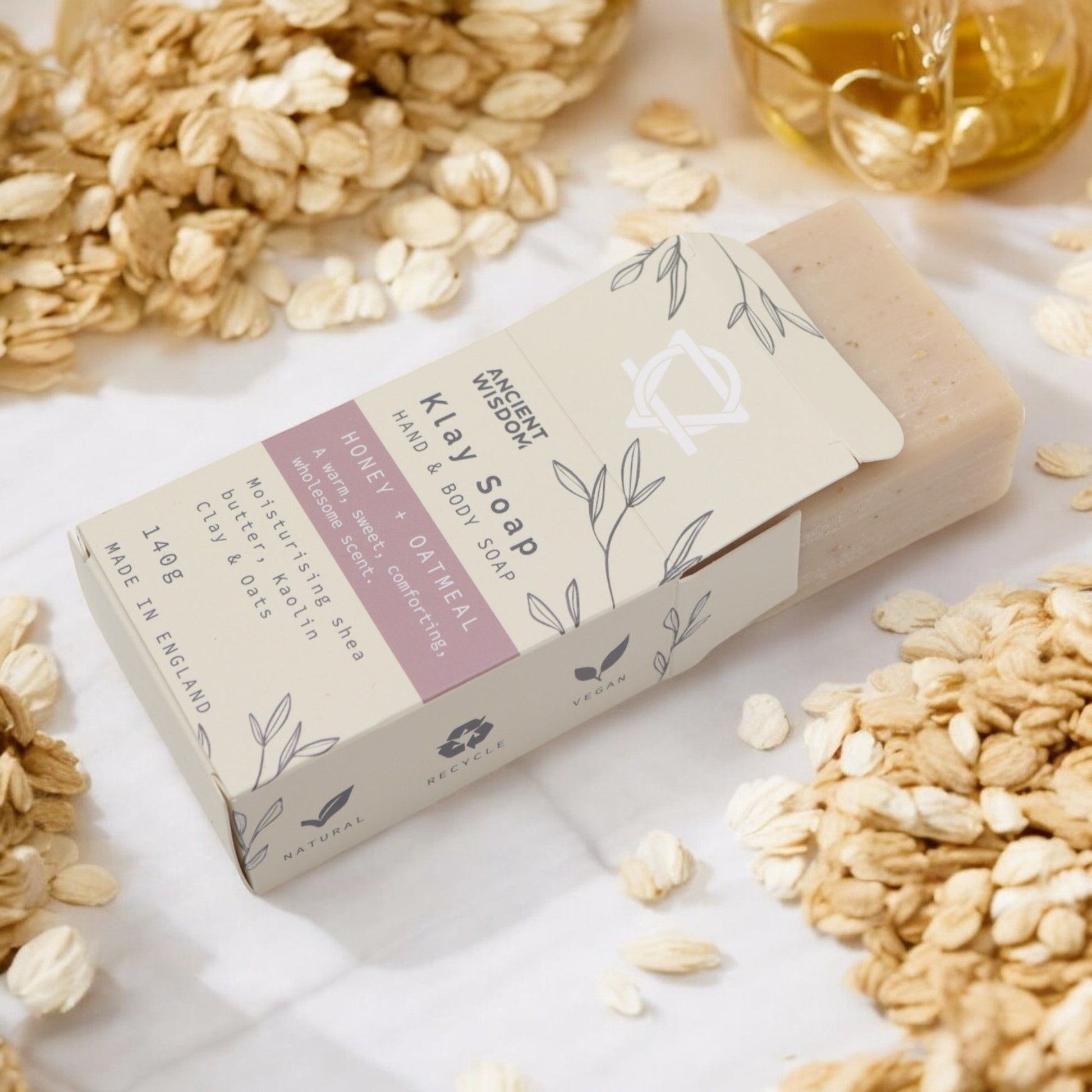 Jabón natural de miel y avena de 140 g, envase beige con diseño minimalista, ingredientes orgánicos y cruelty-free.