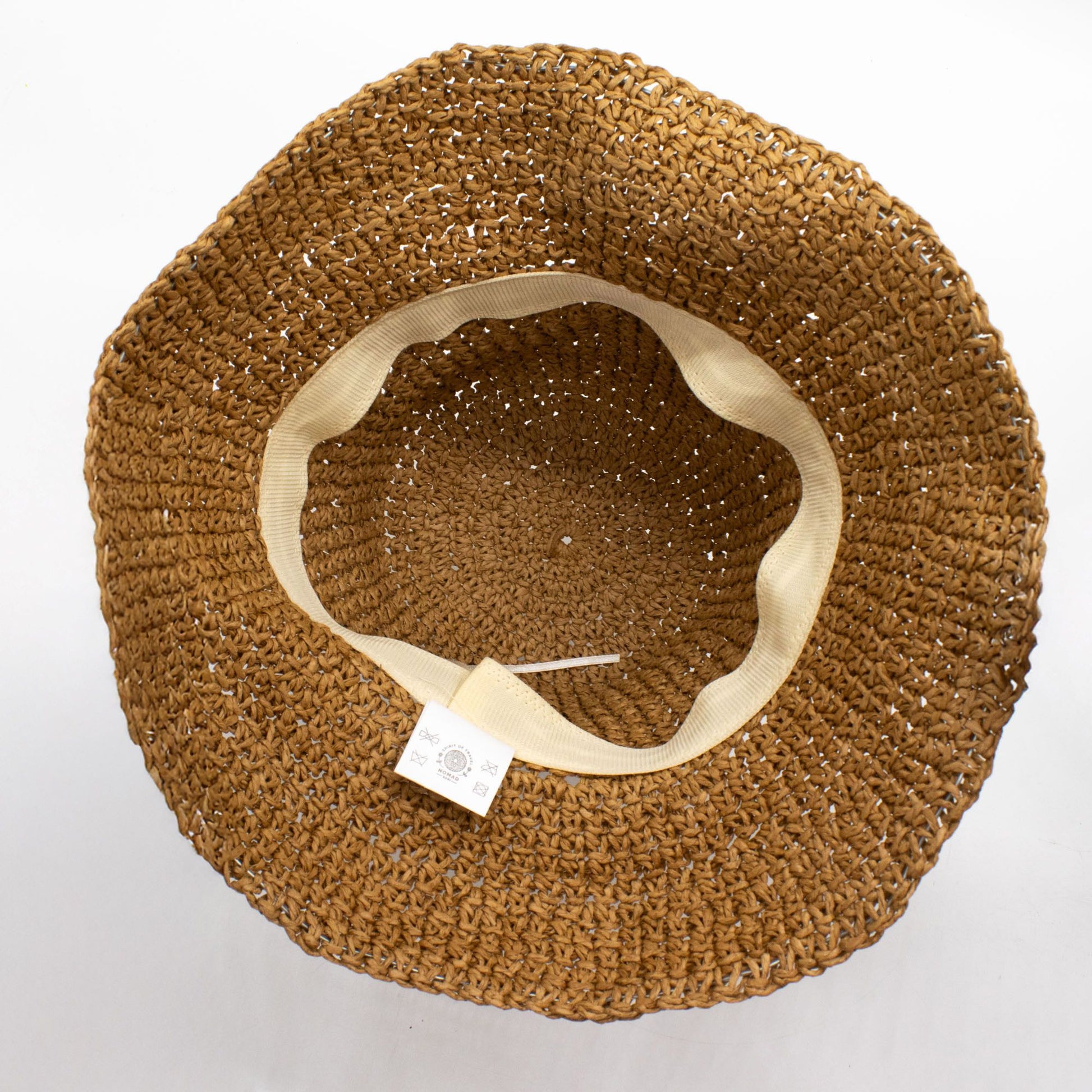 Sombrero de paja trenzada marrón claro con forro interior blanco, estilo playero. Ideal para días soleados.