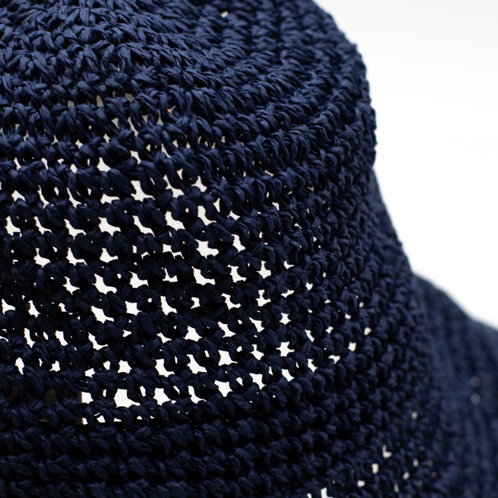 Sombrero de pescador tejido en crochet color azul marino, ideal para verano y actividades al aire libre.
