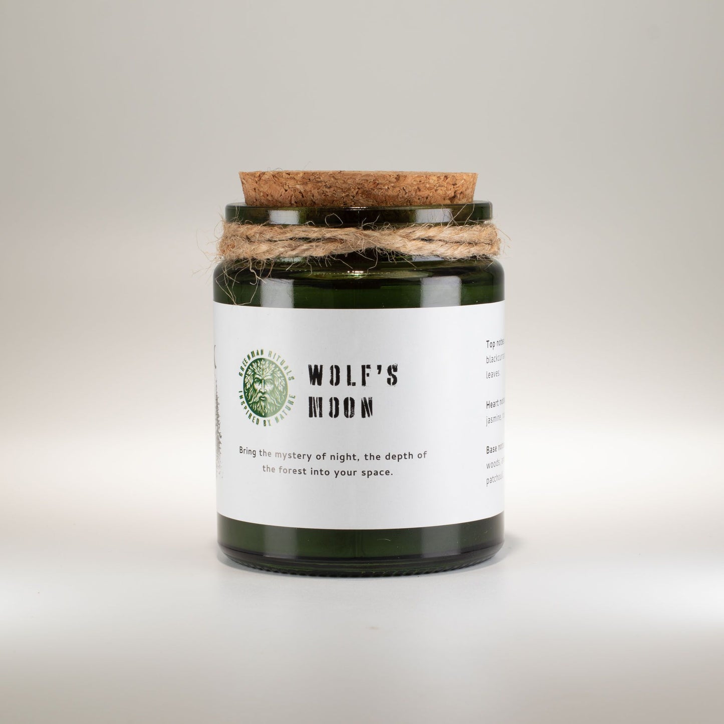 Vela verde en frasco de vidrio con tapa de corcho, aroma bosque, estilo rústico y natural.