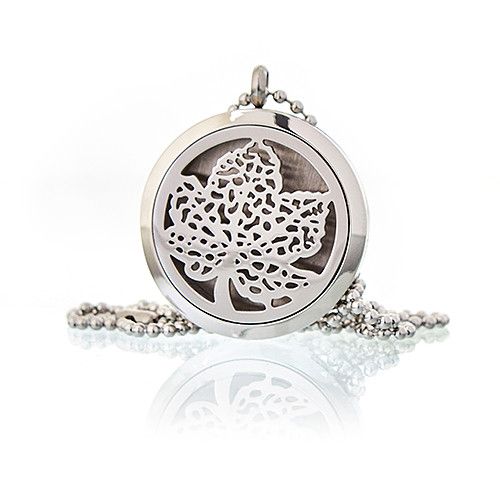 Collar de plata con dije de hoja de arce, diseño elegante y moderno, perfecto para ocasiones especiales.