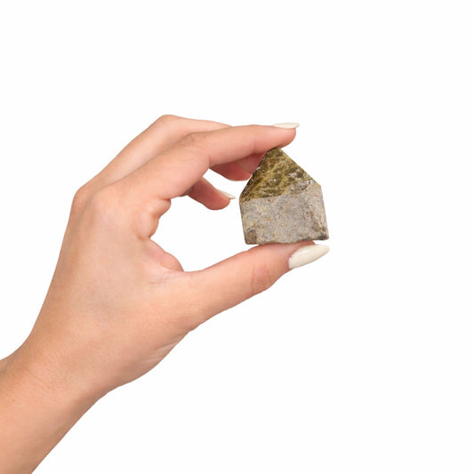 Piedra decorativa en forma de casa, color gris con detalles verdes, ideal para decoración moderna y natural.