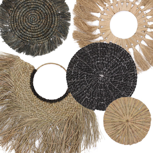 Conjunto de manteles de yute natural y fibras en tonos marrón, negro y beige, estilo bohemio, decorativos.