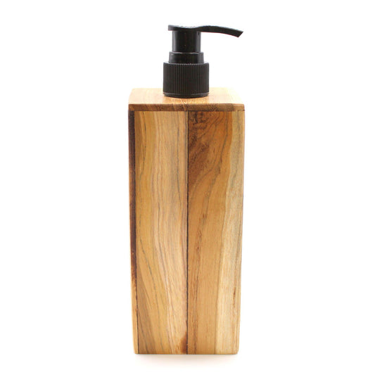 Dispensador de jabón cuadrado hecho de madera de teca natural con dosificador de bomba negro sobre fondo blanco.