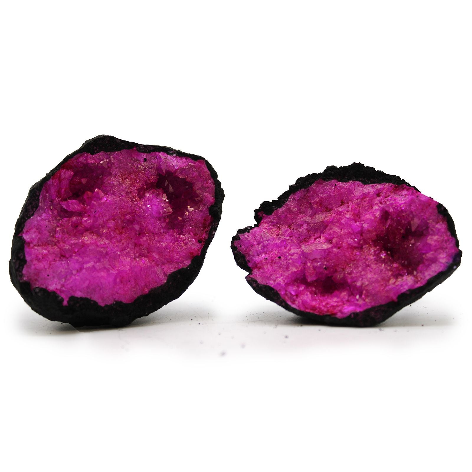 Geoda de cuarzo rosa con base negra, brillante y extravagante, ideal para decoración o coleccionismo.
