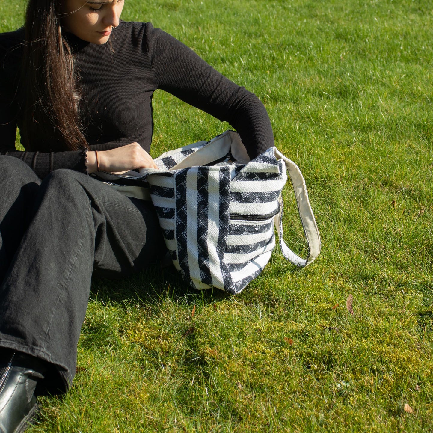 Bolso de rayas en blanco y negro, de tela resistente, estilo casual, ideal para uso diario.
