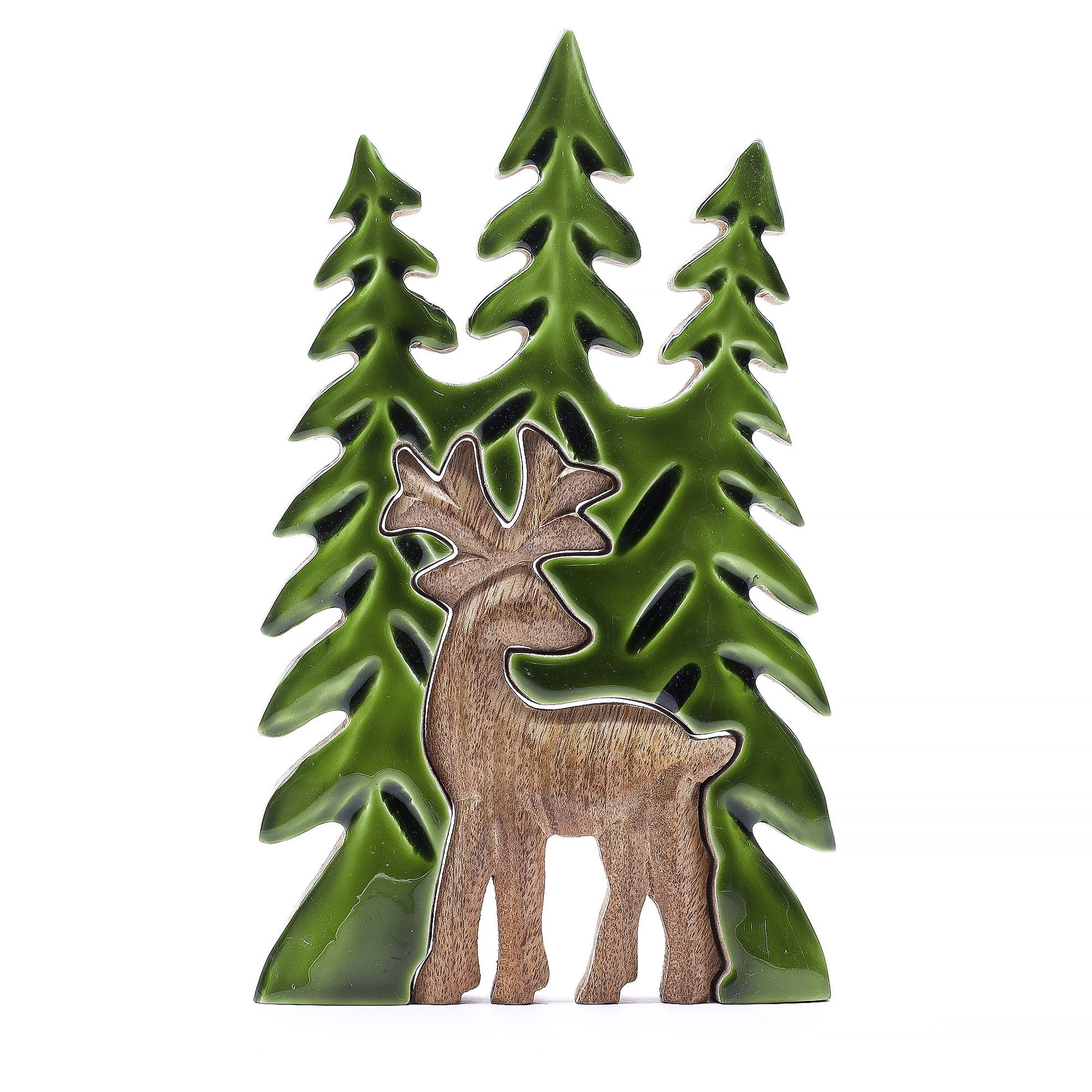 Figura decorativa de reno marrón con árboles verdes, cerámica brillante, estilo navideño.