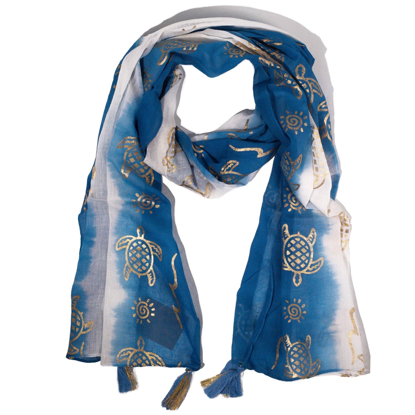 Bufanda de seda azul con estampado dorado de tortugas y sol, con flecos en los extremos. Ideal para estilo boho.