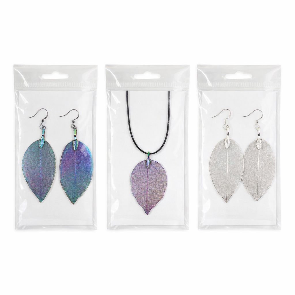 Pendientes y collar de hoja en tonos iridiscentes y plateados, en uno y dos pares, con detalles en acrílico.