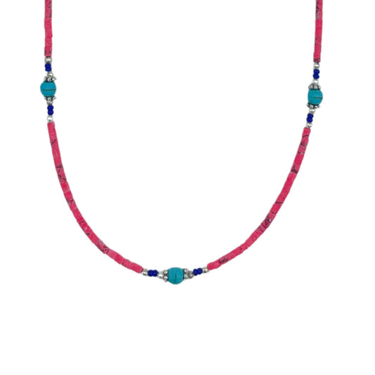 Collar artesanal de cuentas de coral rosa, turquesas redondas y detalles en azul y plata sobre fondo blanco.
