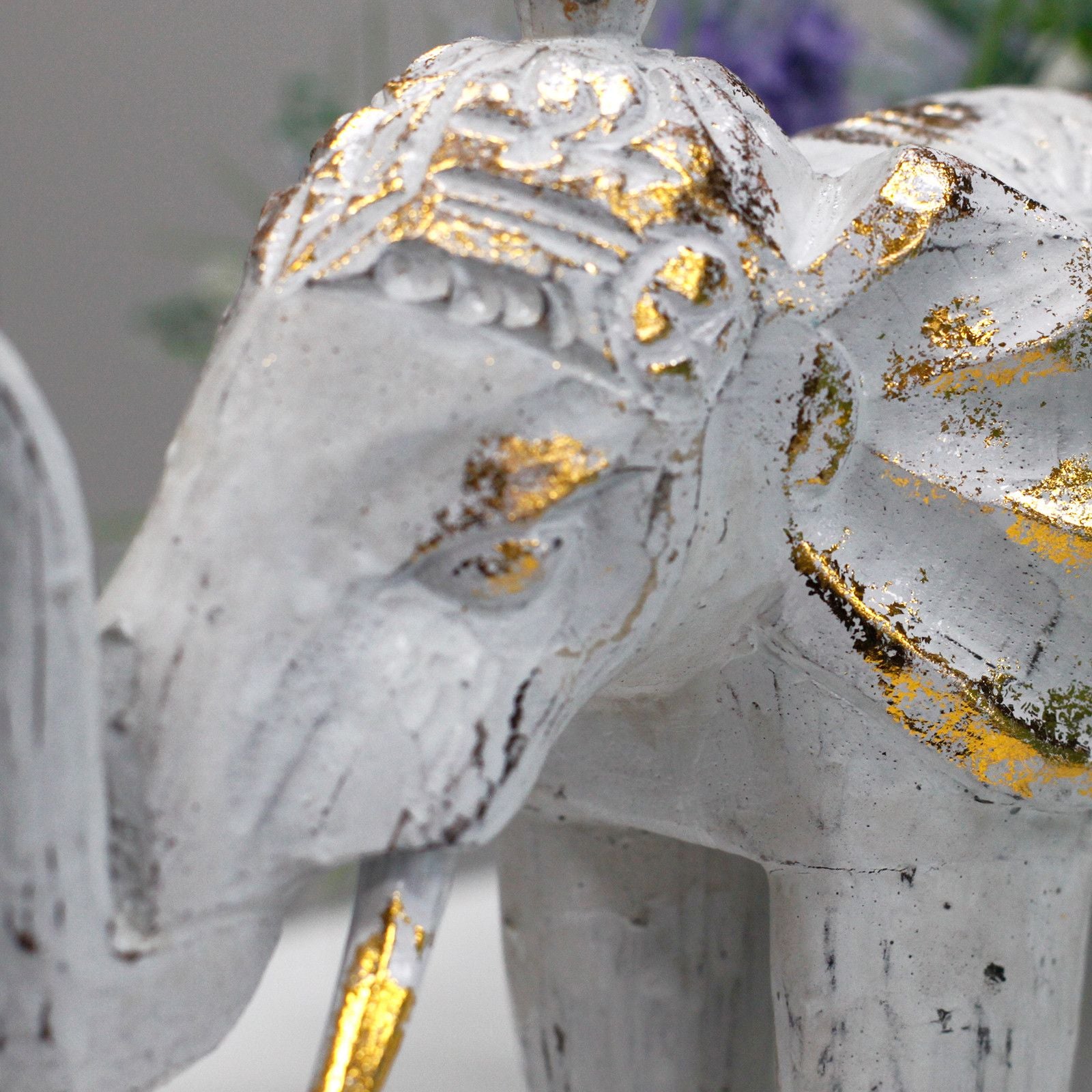 Elefante decorativo blanco con detalles dorados, estilo vintage, ideal para adornos de hogar.