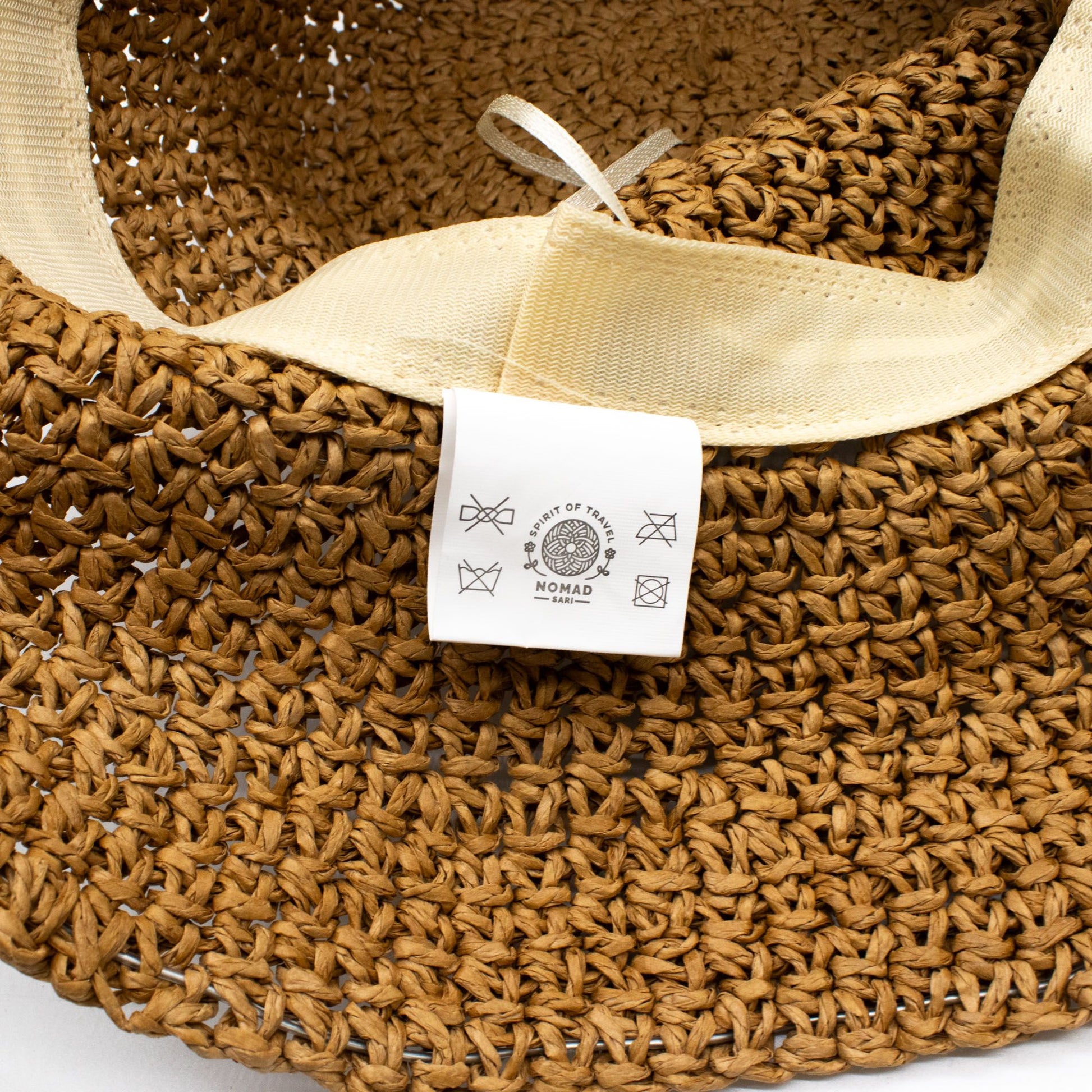 Sombrero de paja trenzada color marrón claro con cinta amarilla, estilo bohemio, de la colección Nomad.
