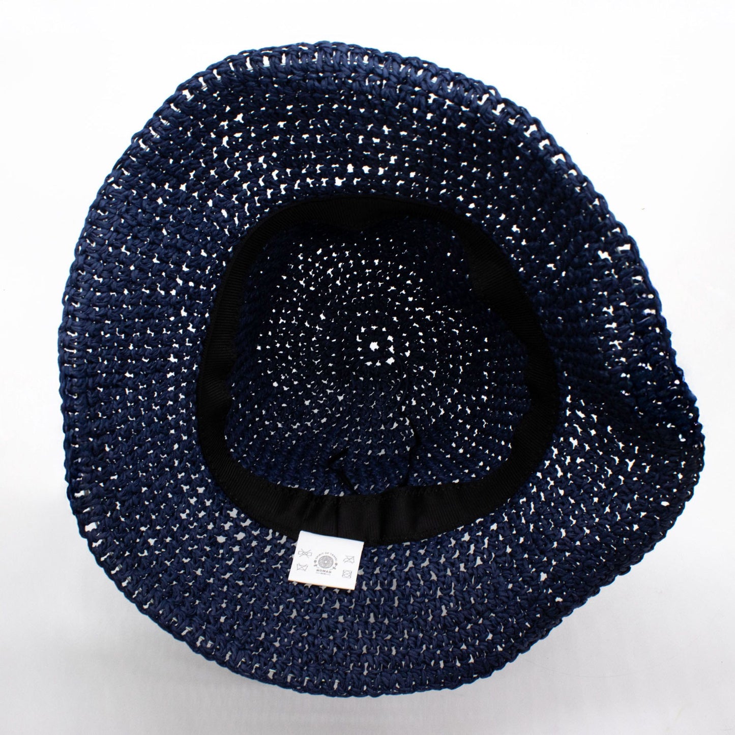 Sombrero de ala ancha de paja trenzada en color azul marino, con forro negro interior, estilo casual y veraniego.