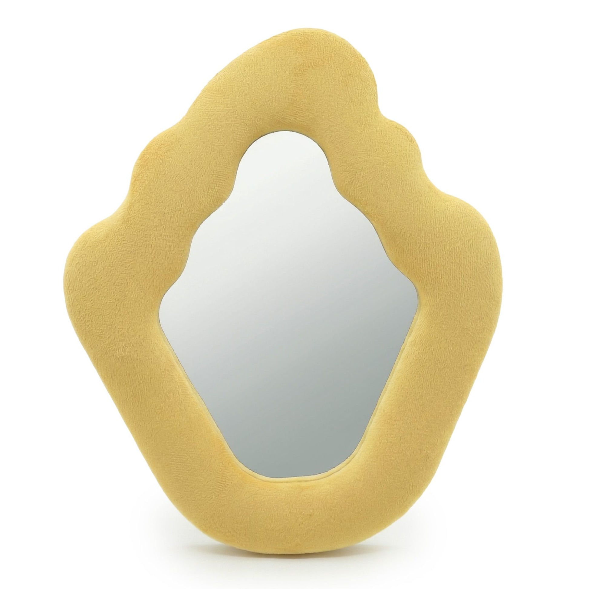 Espejo decorativo curvado en color amarillo, con marco de material suave y textura única, estilo moderno y orgánico.