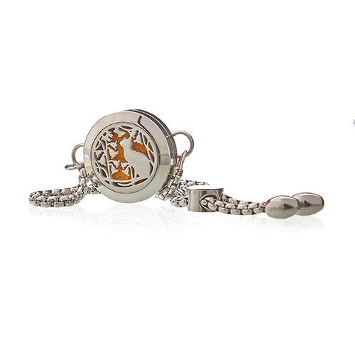 Colgante de acero inoxidable plateado con diseño de hoja y elemento naranja, elegante y moderno.