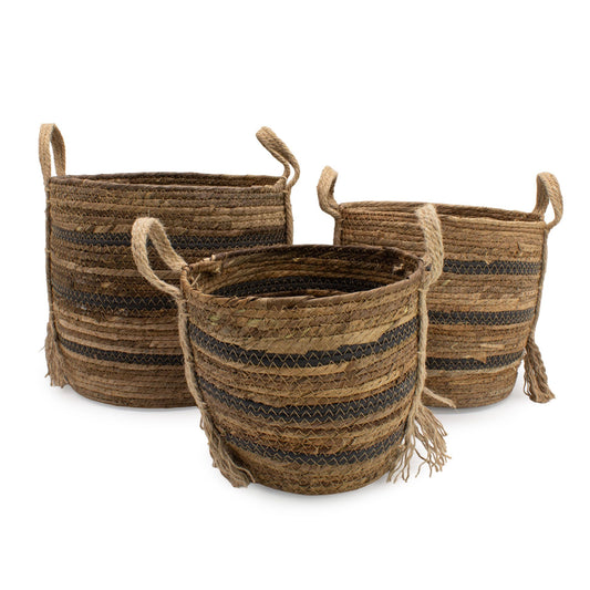 Set de 3 cestas redondas de hoja de plátano y pasto marino marrón, con textura trenzada, rayas oscuras y asas de cuerda.