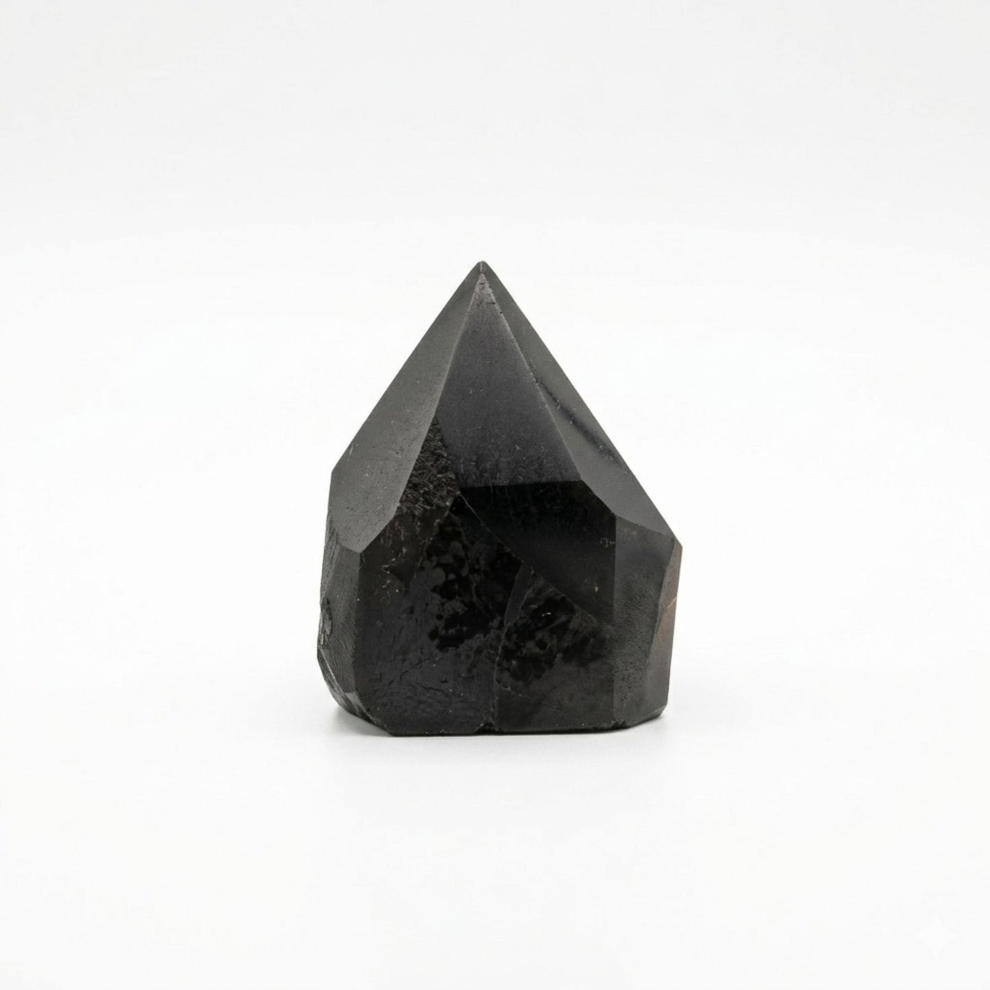 Cristal de obsidiana negra en forma de punta, acabado pulido, ideal para decoración y coleccionismo.