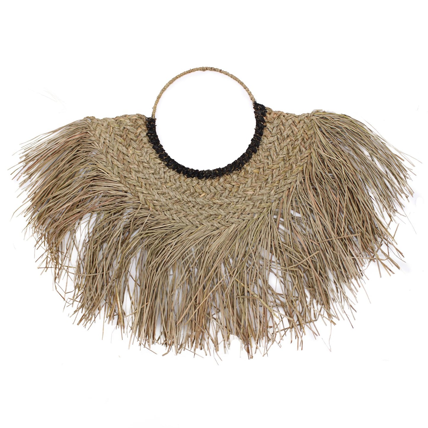Bolso de mano de mimbre natural con detalles en negro y flecos, estilo bohemio ideal para verano.