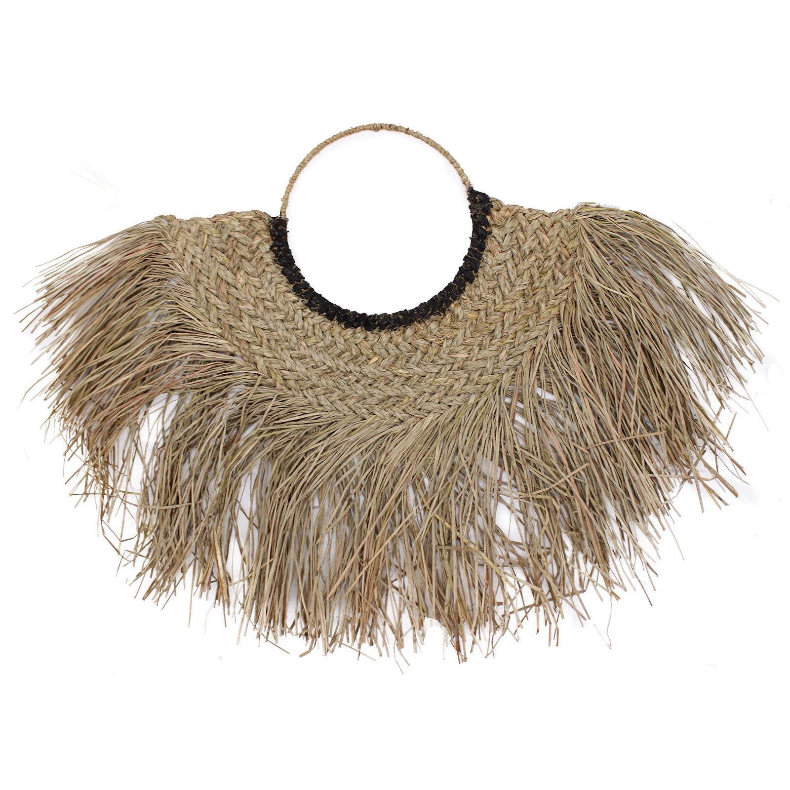 Bolso de mano de mimbre natural con detalles en negro y flecos, estilo bohemio ideal para verano.