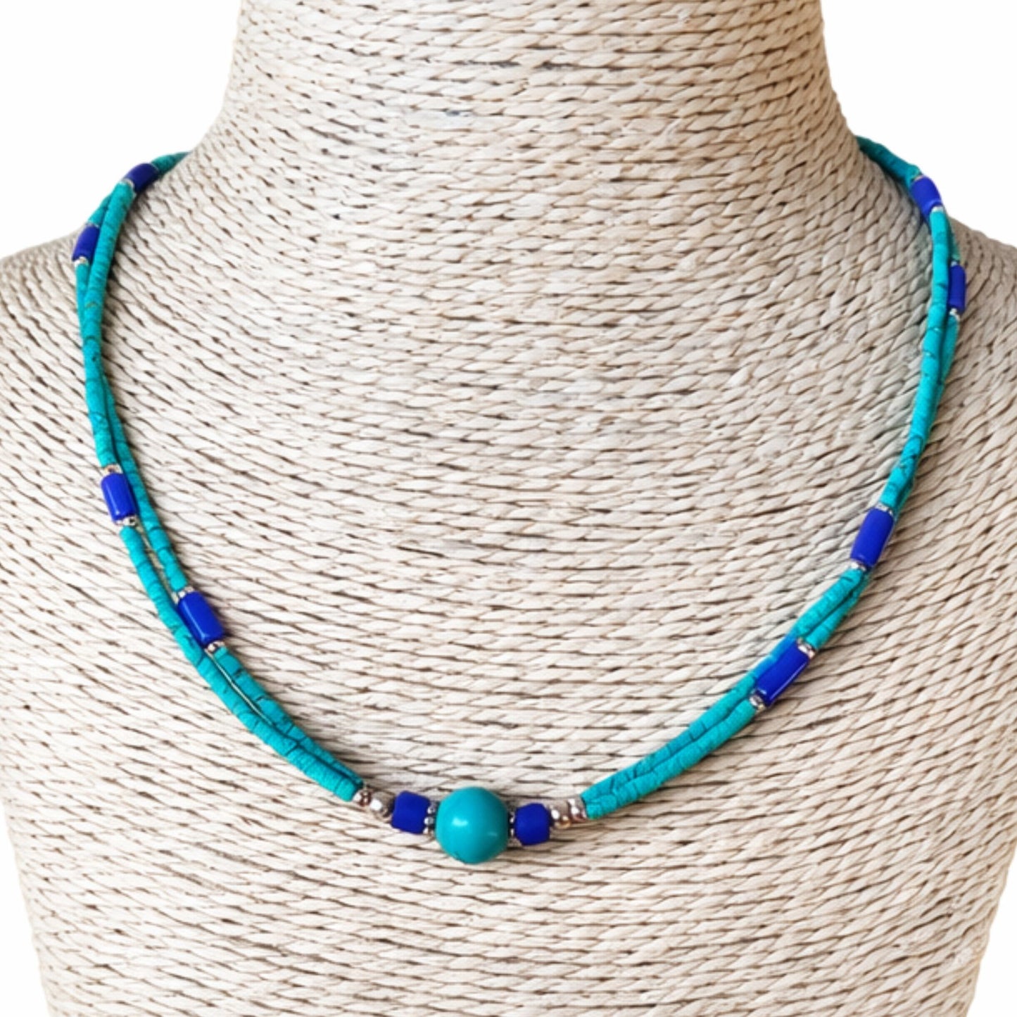 Collar de cuentas turquesa y azul, diseño bohemio con detalles metálicos en estilo elegante.