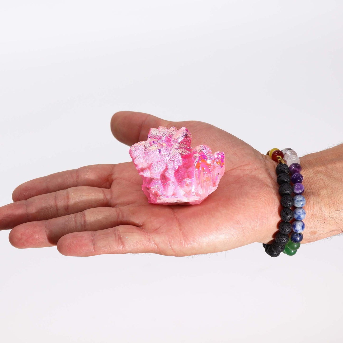 Cristal rosa brillante en mano, decorativo y único, ideal para colección o meditación.