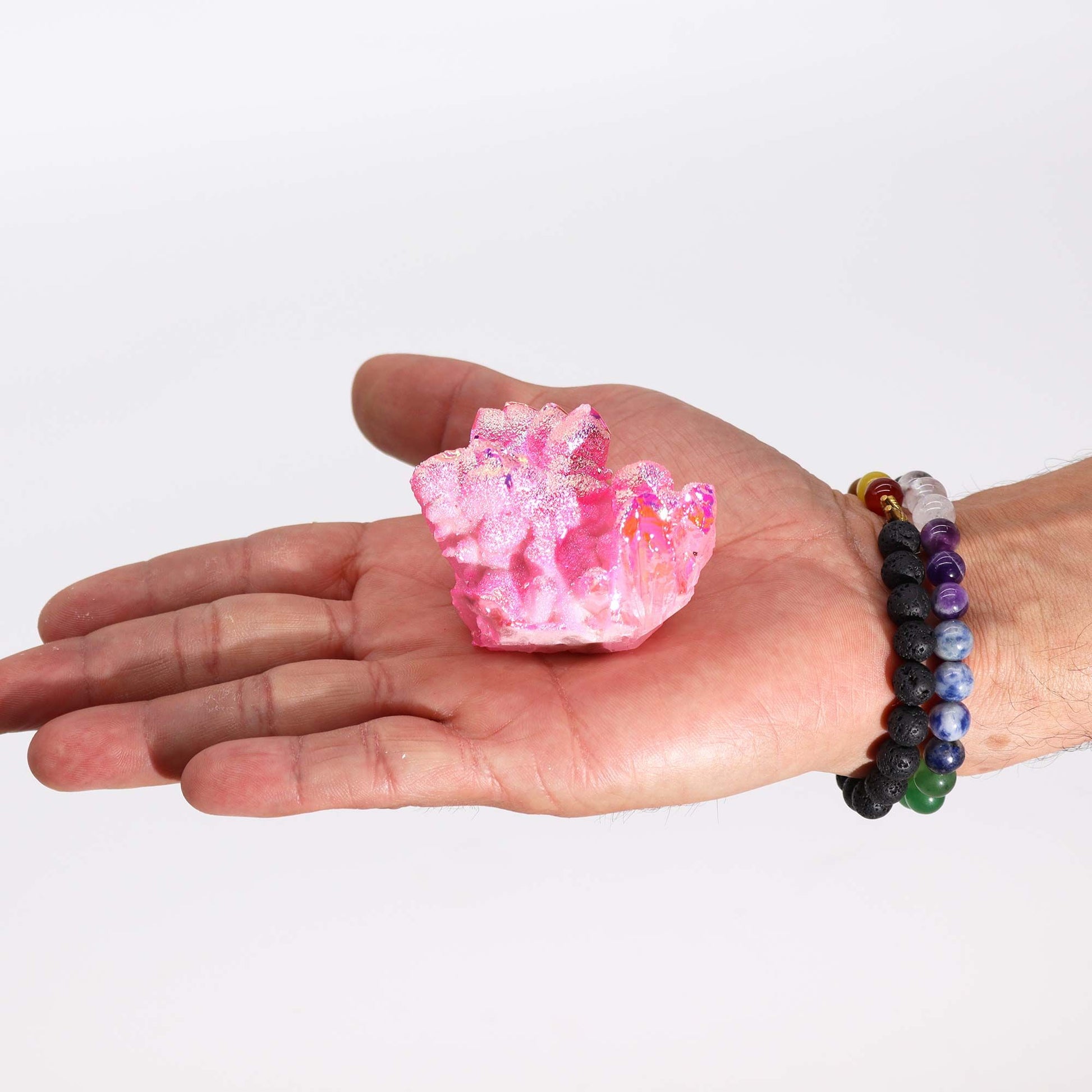Cristal rosa brillante en mano, decorativo y único, ideal para colección o meditación.
