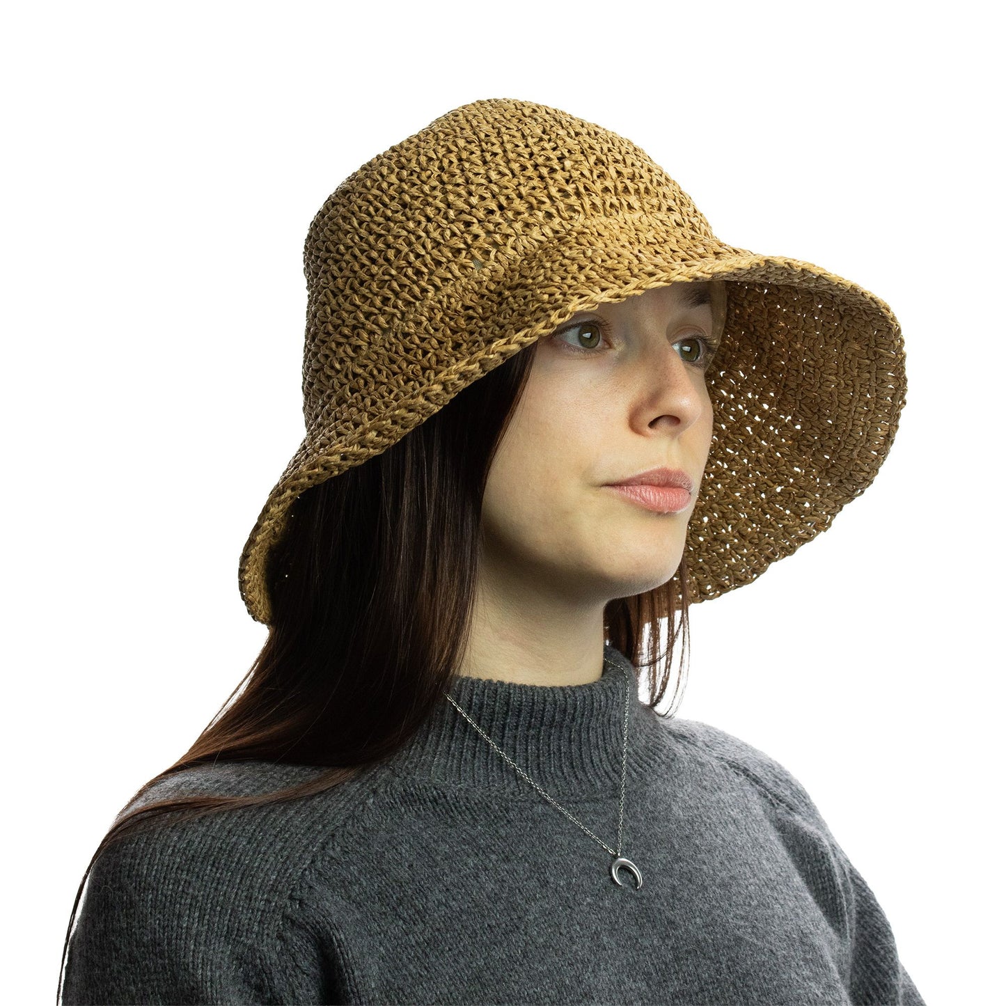 Sombrero de paja trenzada en color marrón con ala ancha, ideal para el verano y actividades al aire libre.