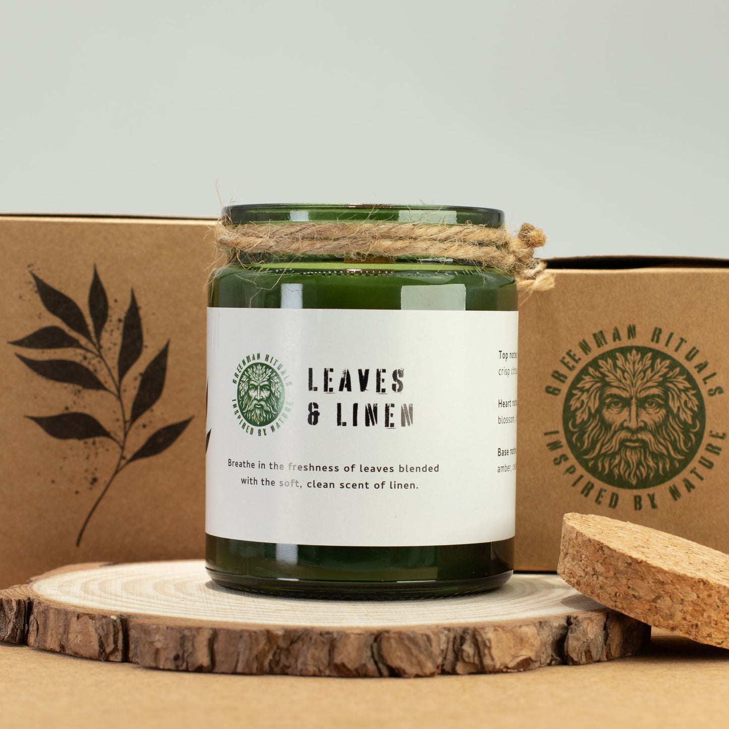 Vela aromática verde "Hojas y Lino" en frasco de vidrio, con aroma fresco y tapa de corcho natural.