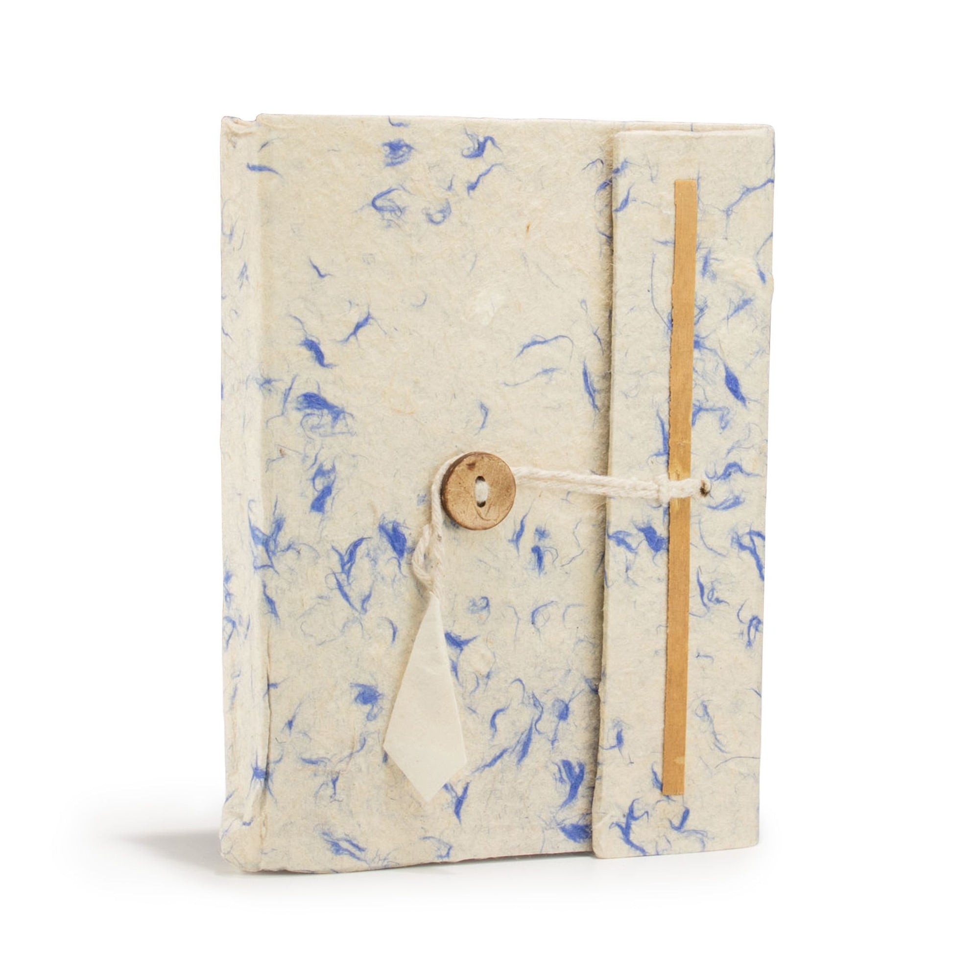 Cuaderno artesanal de papel reciclado blanco con detalles azules, cierre de cuerda y botón de madera.