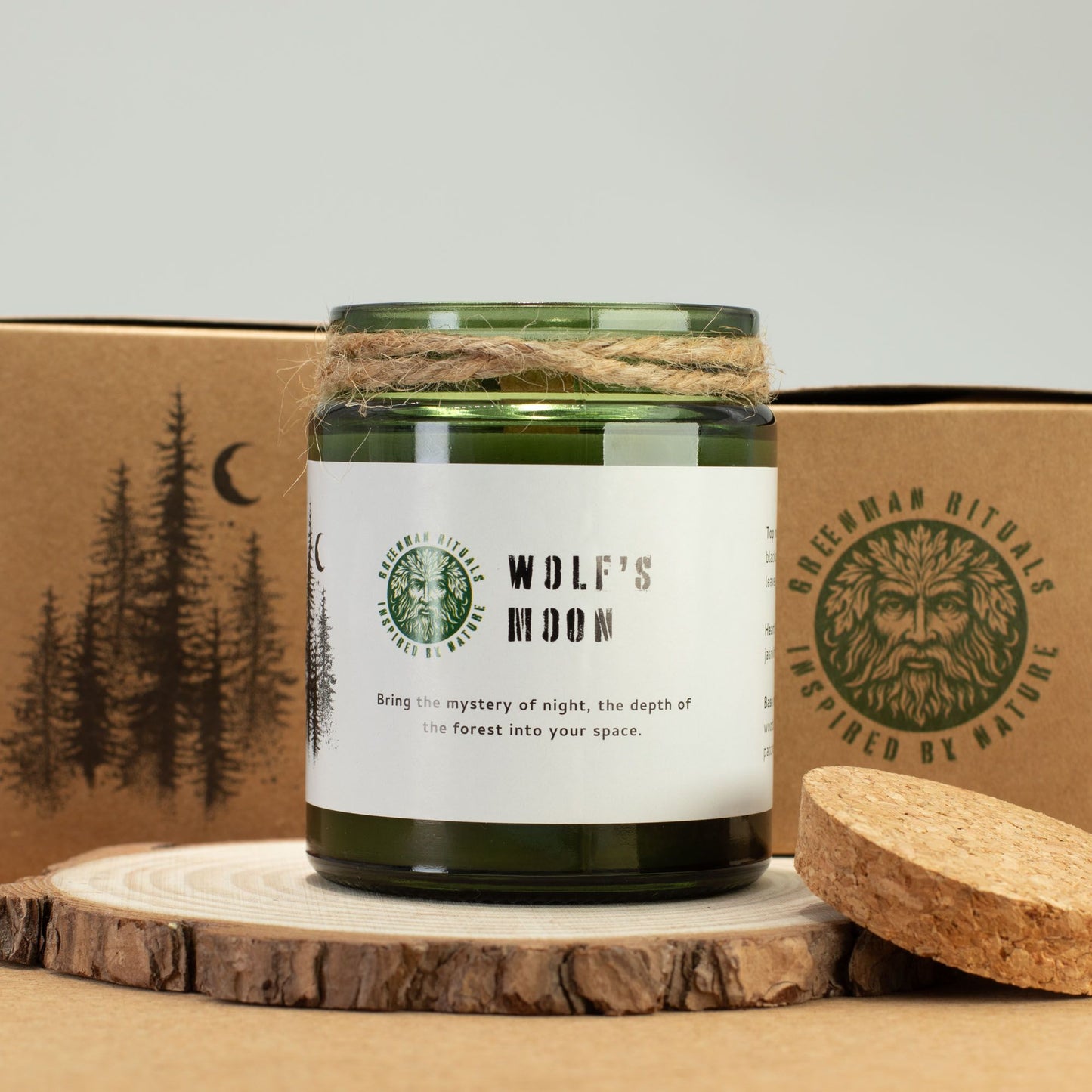 Vela verde "Wolf's Moon" en frasco de vidrio, decorada con cuerda, aroma a bosque, estilo natural y rústico.