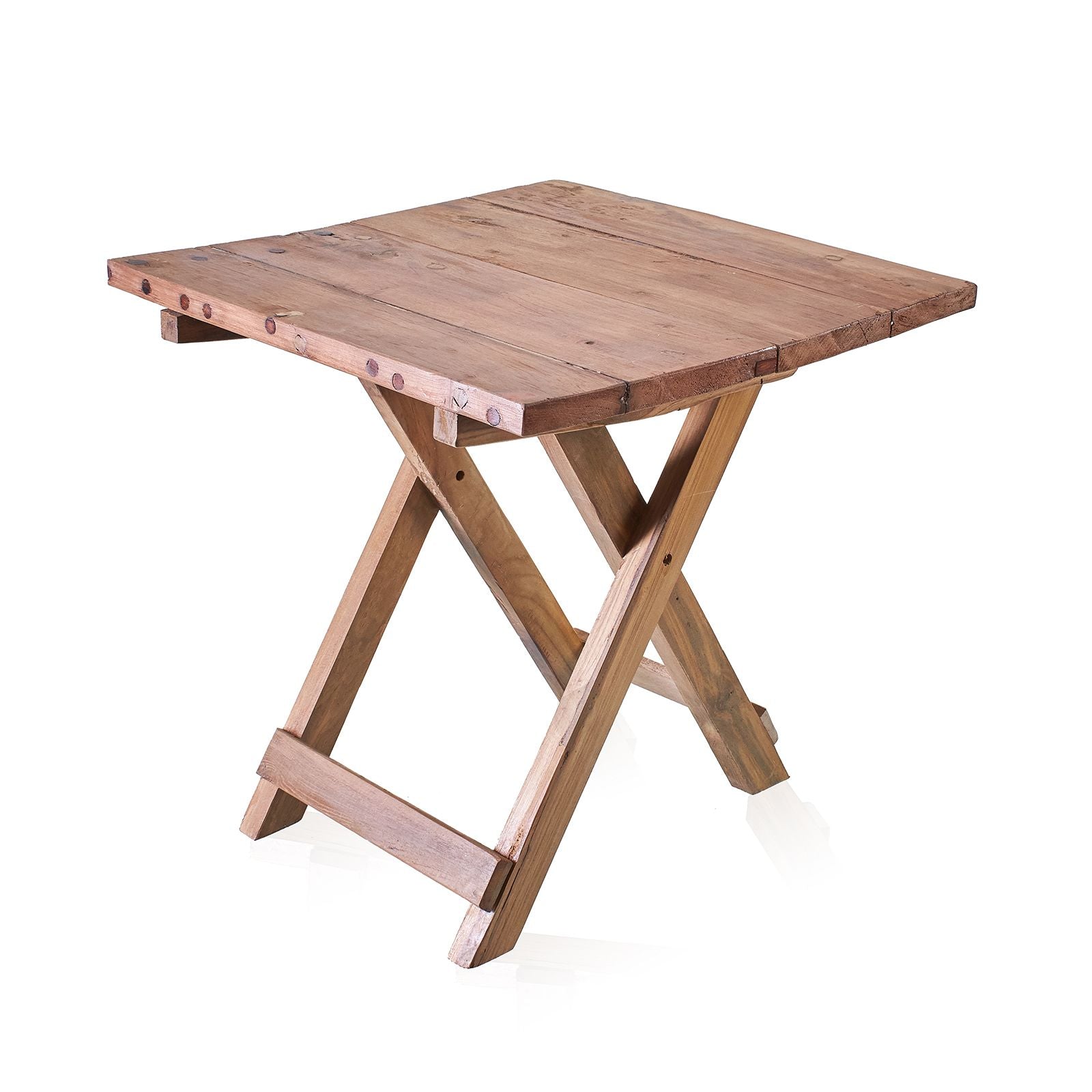 Mesa de madera rectangular plegable, color marrón claro, estilo rústico y práctico para interiores o exteriores.