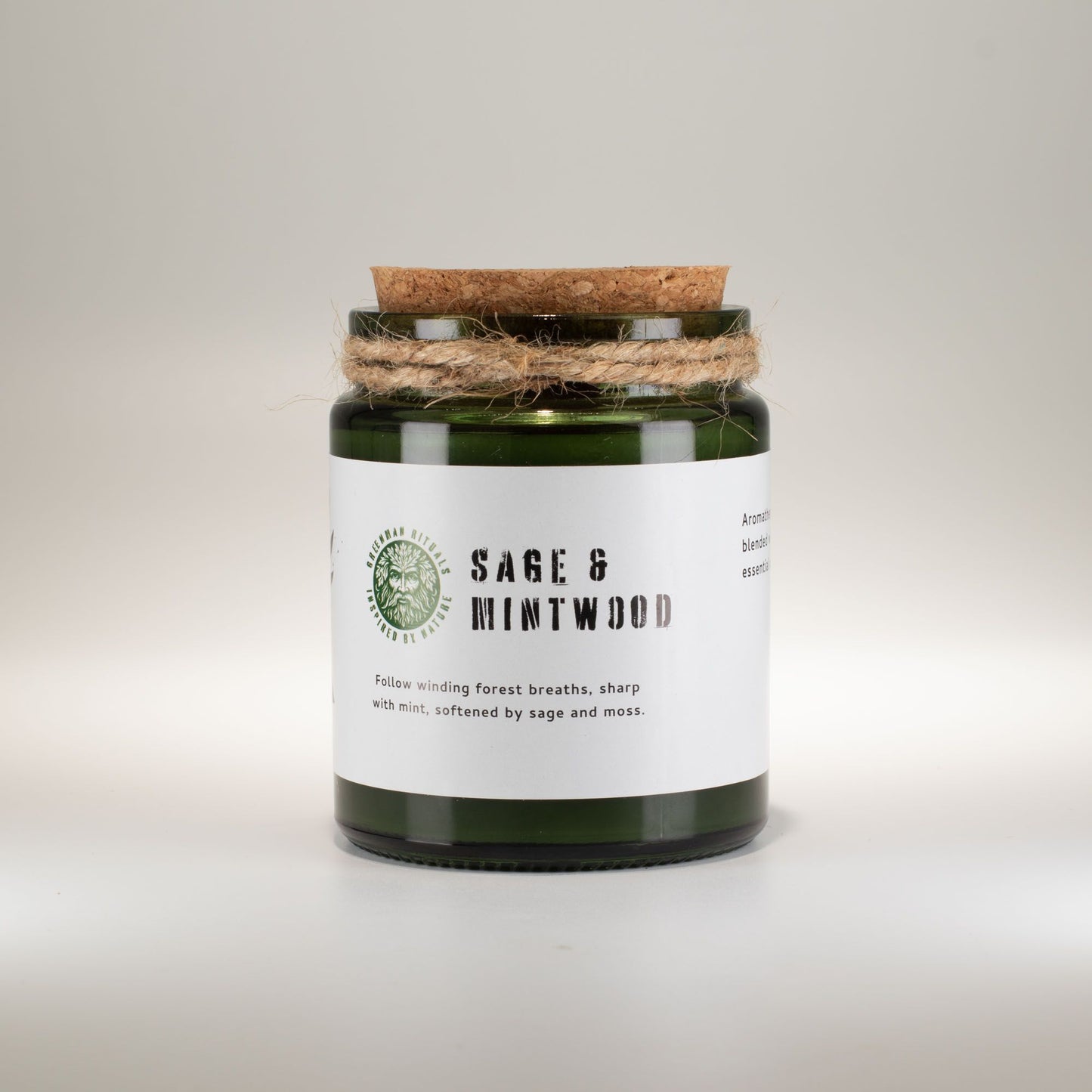 Vela aromática verde de salvia y madera de menta con tapa de corcho y cuerda decorativa.