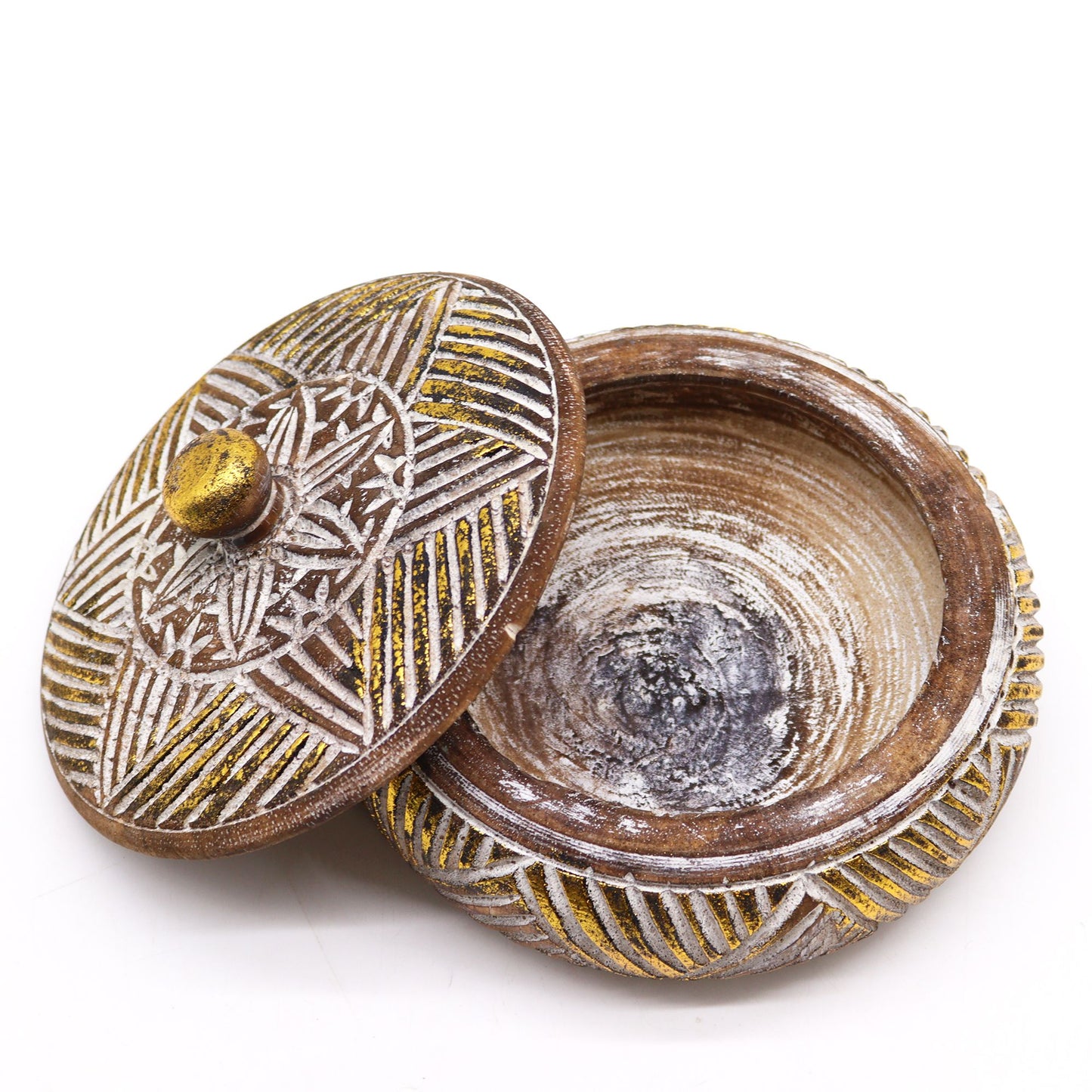 Taza decorativa de madera marrón con diseño tallado y dorado, tapa con estrella, estilo artesanal.