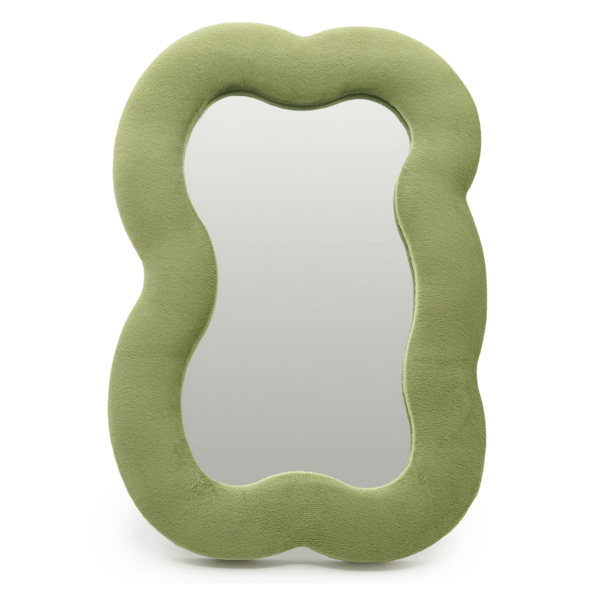 Espejo verde oliva de forma orgánica, con marco de terciopelo suave y acabado moderno. Ideal para decoración interior.