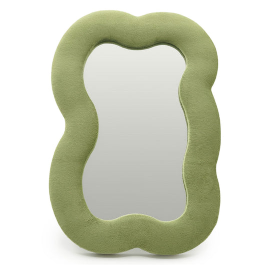 Espejo verde oliva de forma orgánica, con marco de terciopelo suave y acabado moderno. Ideal para decoración interior.