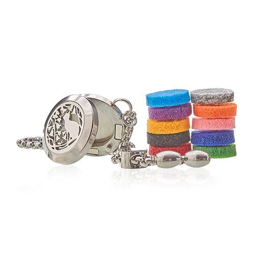 Reloj de bolsillo plateado con diseño floral y ocho almohadillas de colores vibrantes para aromaterapia.