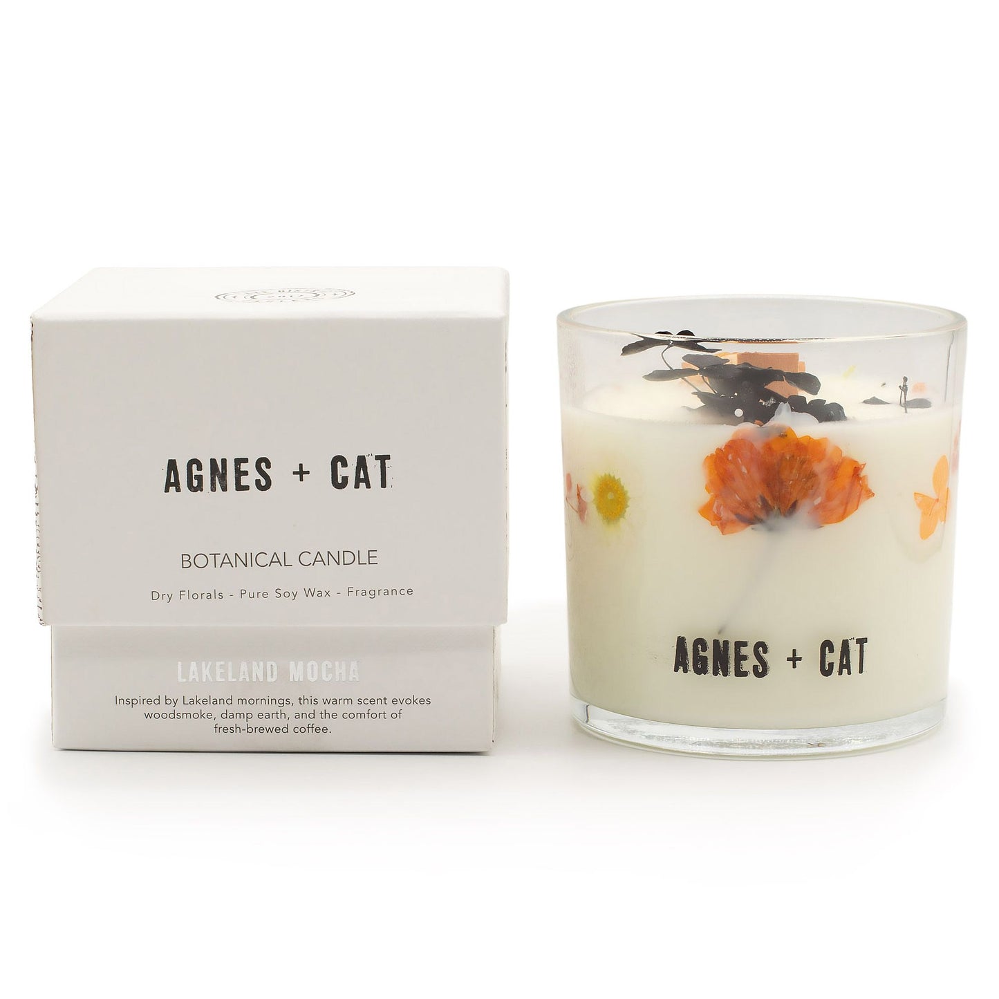 Vela botánica blanca de soja con flores secas, aroma a café, en envase de vidrio de diseño elegante.