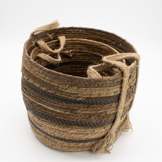Set de 3 cestas redondas de hoja de plátano y pasto marino marrón, tejido artesanal con asas de cuerda y flecos.