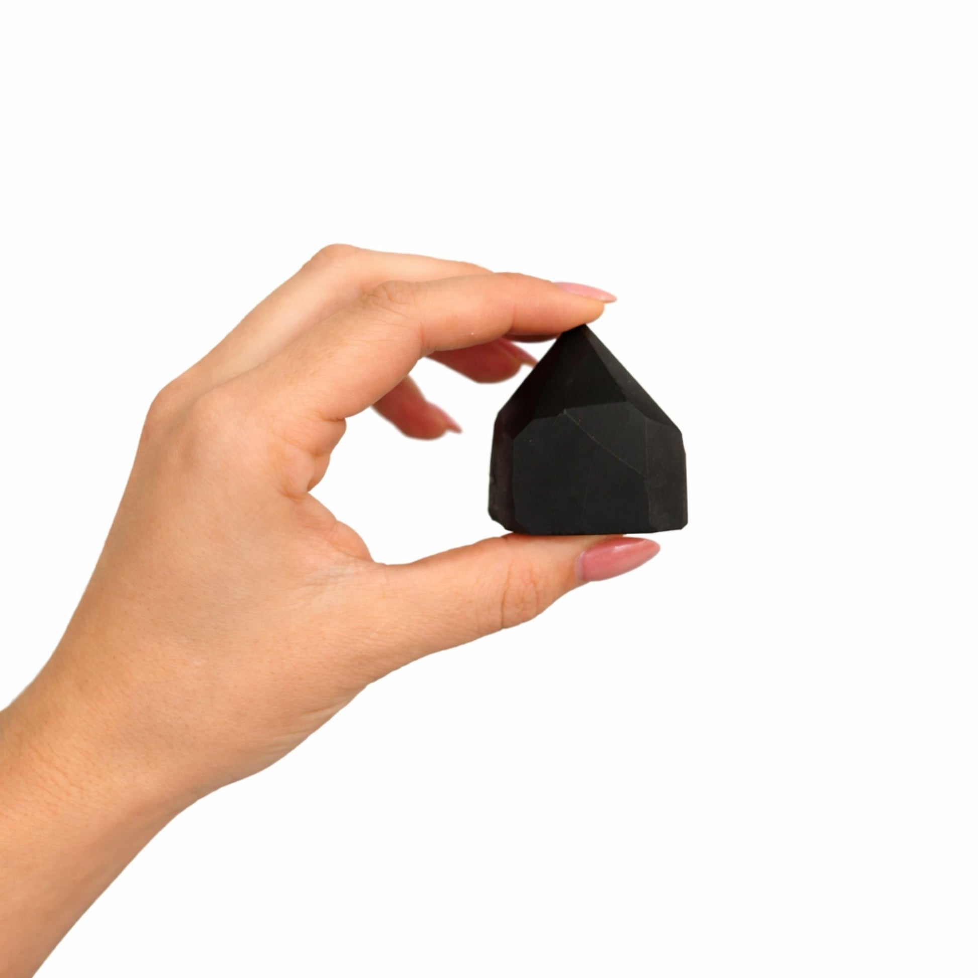 Piedra decorativa negra en forma de pirámide, material de resina, ideal para decoración moderna y minimalista.
