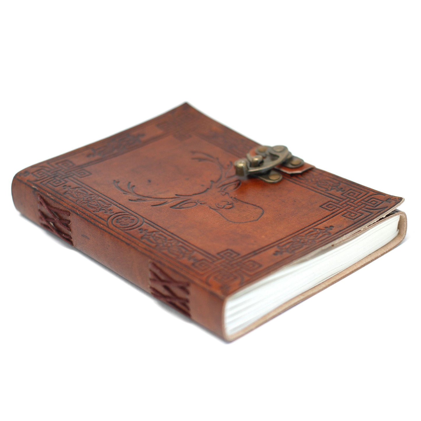 Cuaderno de cuero marrón con grabado y cierre de metal, estilo vintage y acabado artesanal.