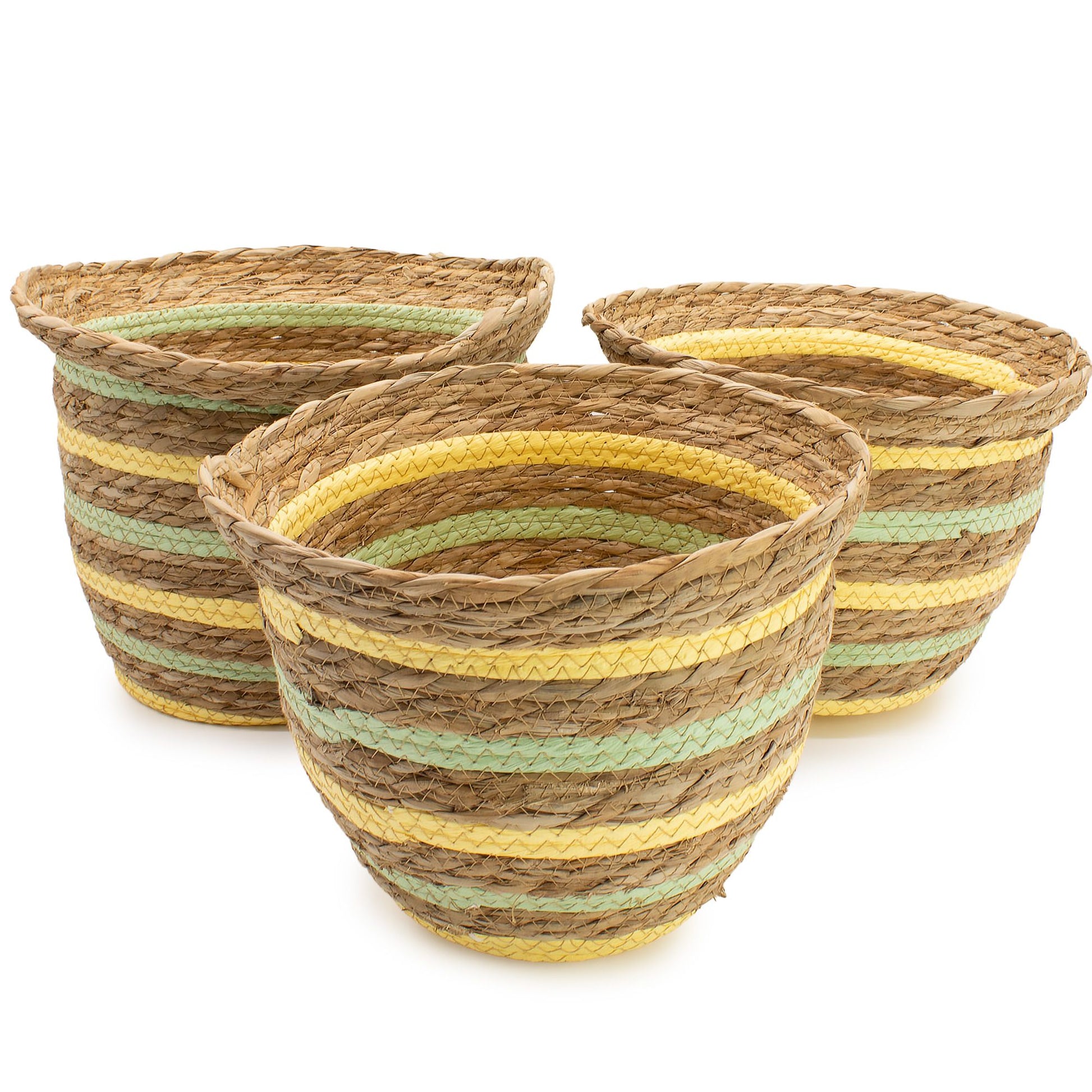 Juego de tres cestas tipo jarrón de hierba marina y paja con franjas tejidas en tonos amarillo, verde y natural.