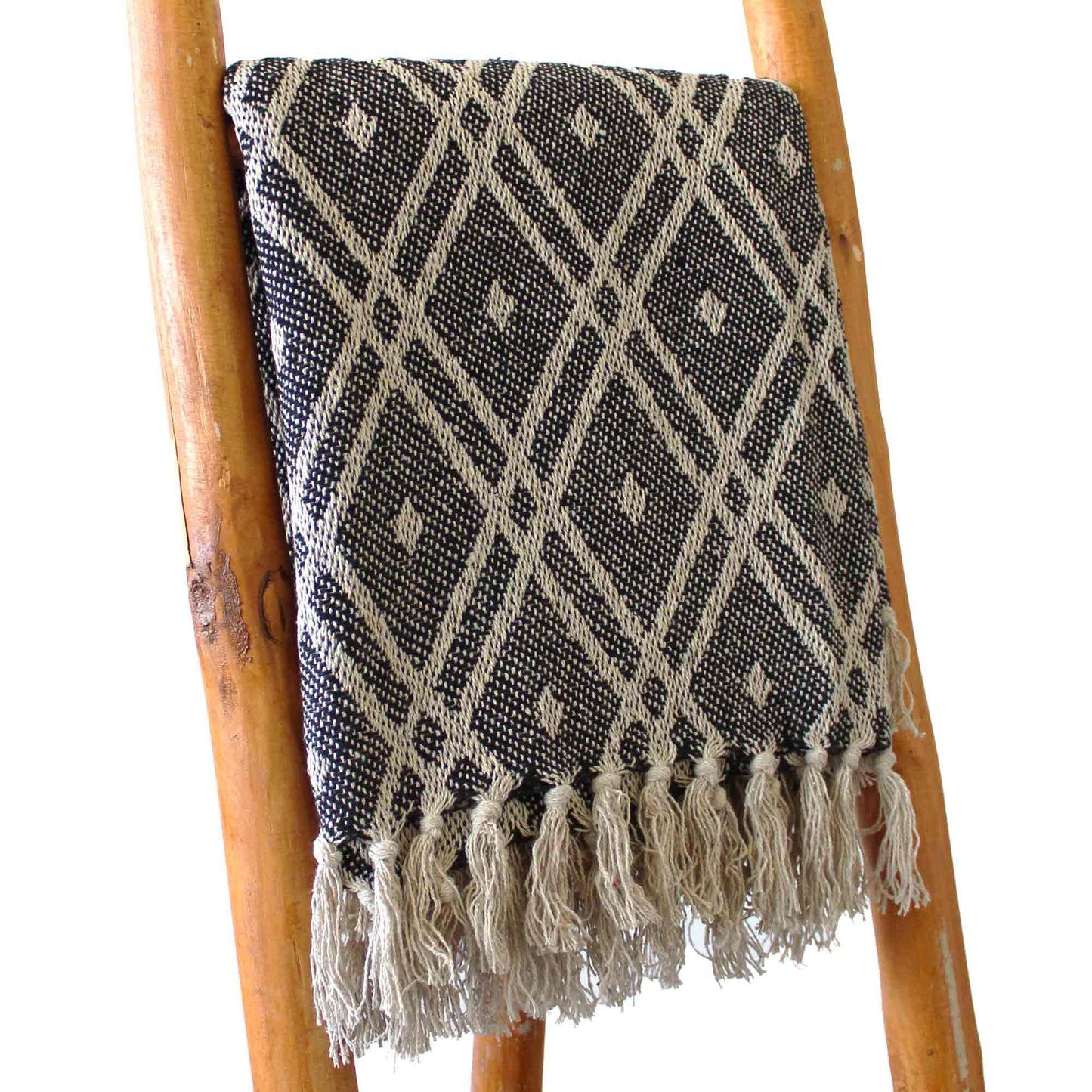 Manta decorativa de algodón negro con diseño a rombos y flecos en color natural. Ideal para abrigo y estilo bohemio.